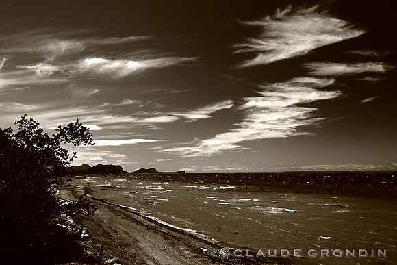 Image sepia des montagnes du Bic en arrière-plan avec de très beaux nuages dans un ciel sombre
