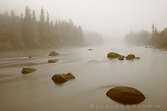 Image sépia de la rivière Jacques-Cartier plongée dans le brouillard
