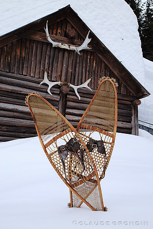 Raquettes de babiche devant chalet rustique