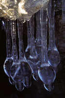 Gros plan sur des glaçons aux formes particulières - Close-up look at unusually shaped icicles