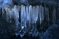 Regroupement de glaçons aux formes particulières - Unusually shaped icicles cluster
